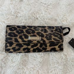 Tahari Leopard Print Clutch Wallet – NEW with Tags 🐆