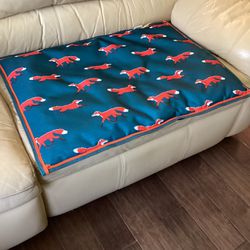 Digby & Fox Waterproof Padded Dog Bed/Mat 24x32” (freshly washed perfect condition) perfect for home or car
