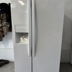 Whirlpool Refrigerator   Works Great.  Super Clean