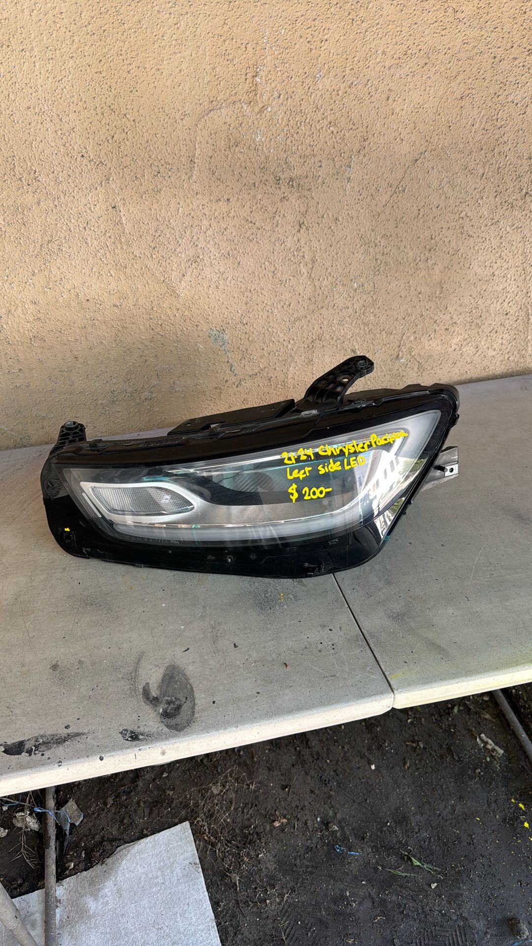 Headlight Chrysler Pacifica