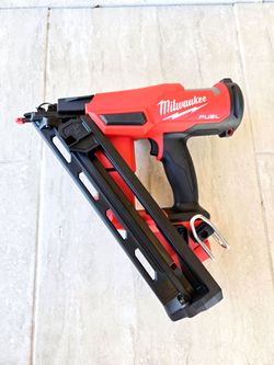 Milwaukee 18V FUEL 15 Guage Angled Finish Nailer