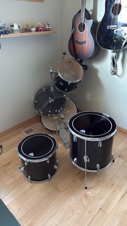 Black Yamaha Drum Kit Set with remo and sound percussion