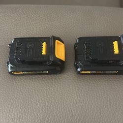 TWO BATTERY DEWALT BRAND NEW $35 EACH CADA UNA  20 VOL
