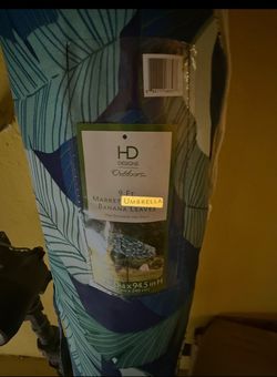 Patio umbrella 9ft + base on sale $75
