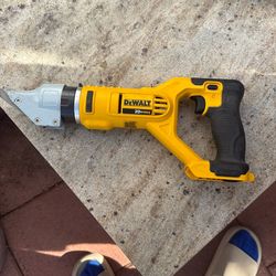 DEWALT 20v Max Plate Drill Cutting
