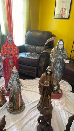 Santisima muerte statue