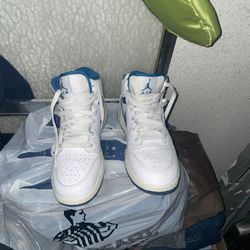 JORDAN SIZE 7,y OR 7,5 WOMAN