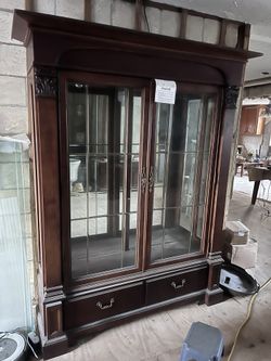 Thomasville Glass China Cabinet 