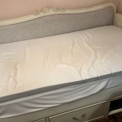 Day Bed  With Two Drawers Twin Size Mattress 