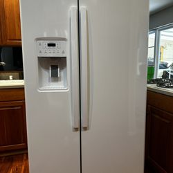 Refrigerator 1 Yr Old GE Side By Side $500