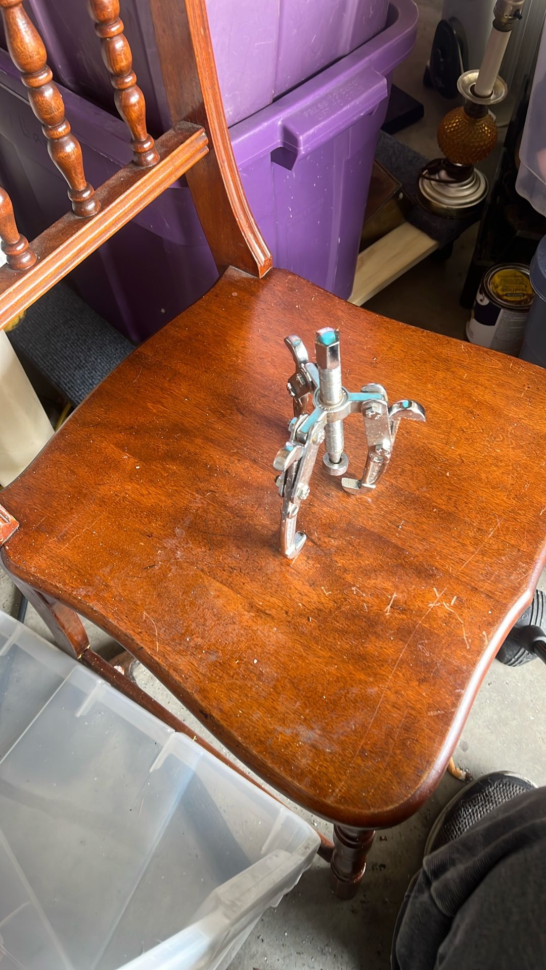 The product in the image is a 3-jaw gear puller. This tool is used to remove gears, pulleys, bearings, and flywheels from a shaft without causing dama