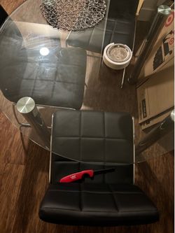 4 seater dinner table great shape ..