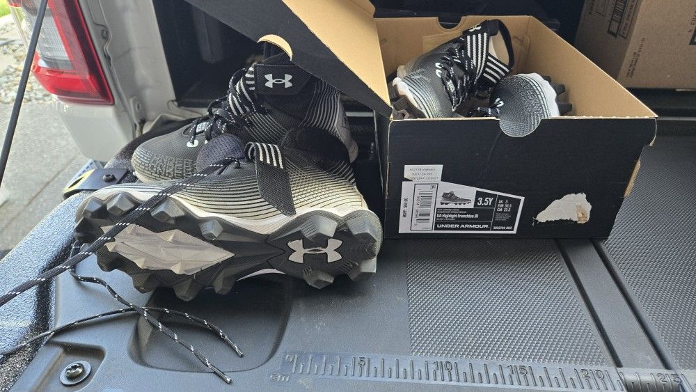 3.5 Y and 4.0Y Football Cleats