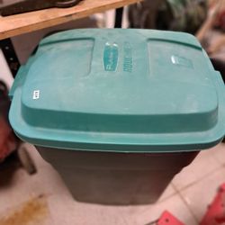 30 Galllon Garbage Can 