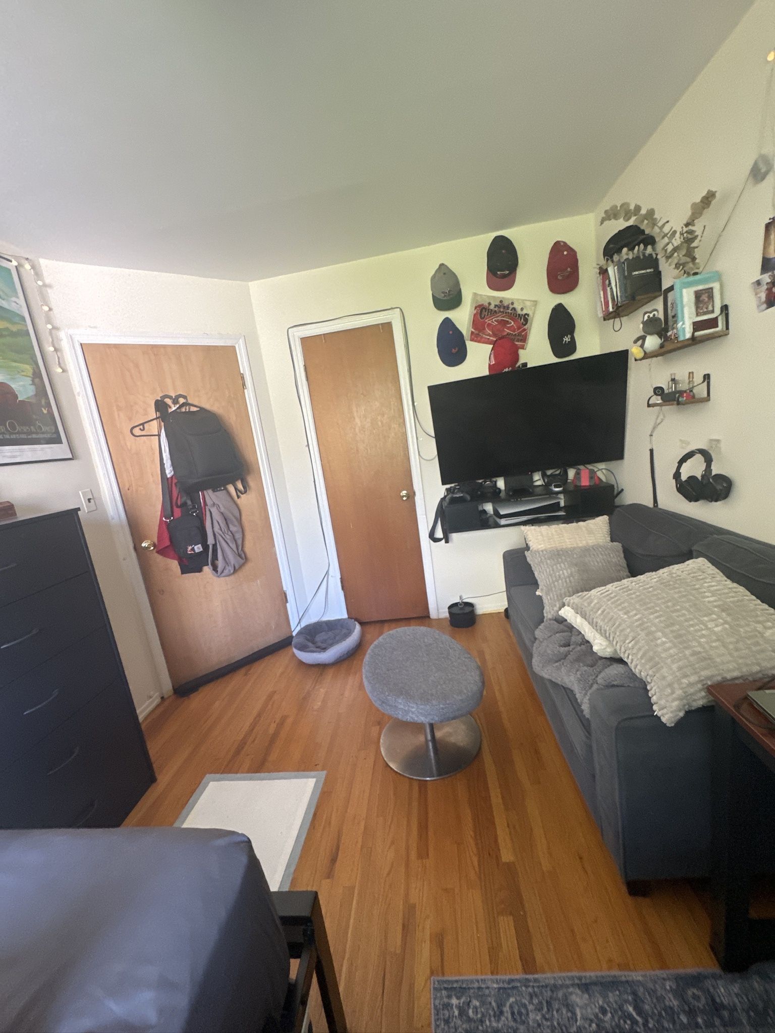 Room in Astoria Walkup, Pet-Friendly, Close to Subway, Gym Included