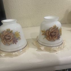 Set vintage-style lamp shades with a floral rose design and a ruffled edge