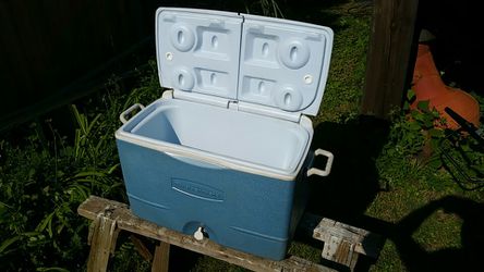 Large Rubbermaid cooler good condition