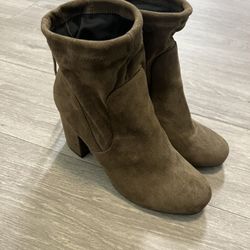 (1) Ankle boots Size 7.5 