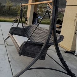 Outdoor Swinging Bench 