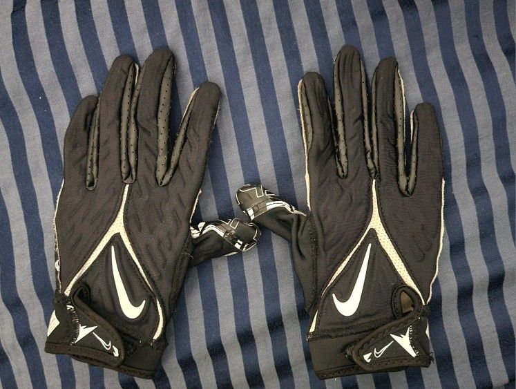 Nike youth football gloves like new. Youth medium