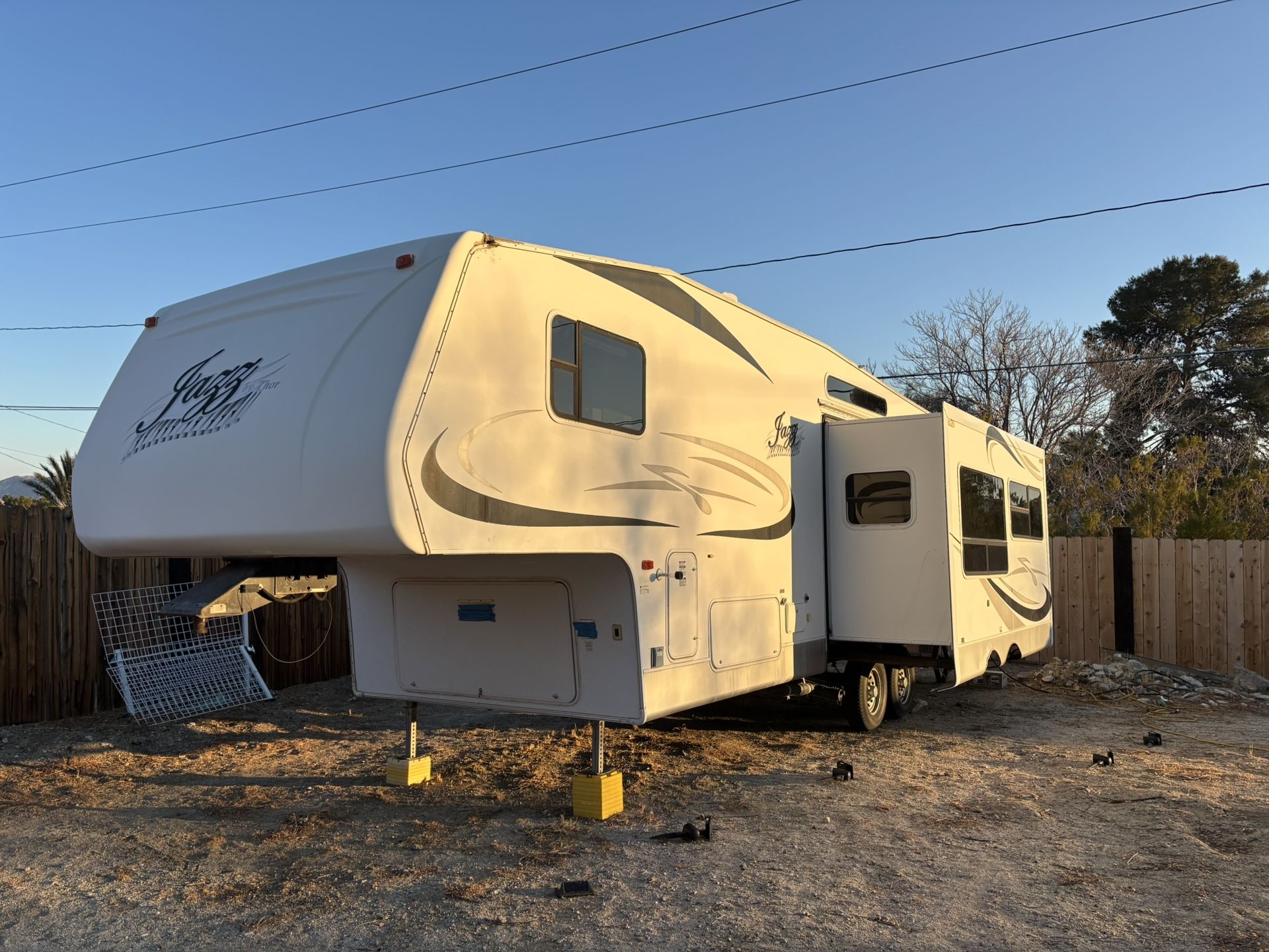 2006 Jazz Thor 5th wheel