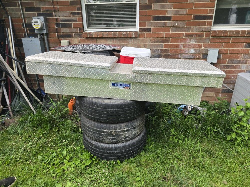 Toolbox for sale, one side needs minor repair