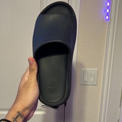 black yezzy slides