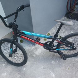 HEDLINE KIDS BIKE  ( NOT FREE)