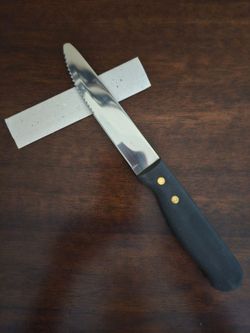 4 steak housecsteak knives by onieda, new giftable has protective sleeve $4.00 for 4
