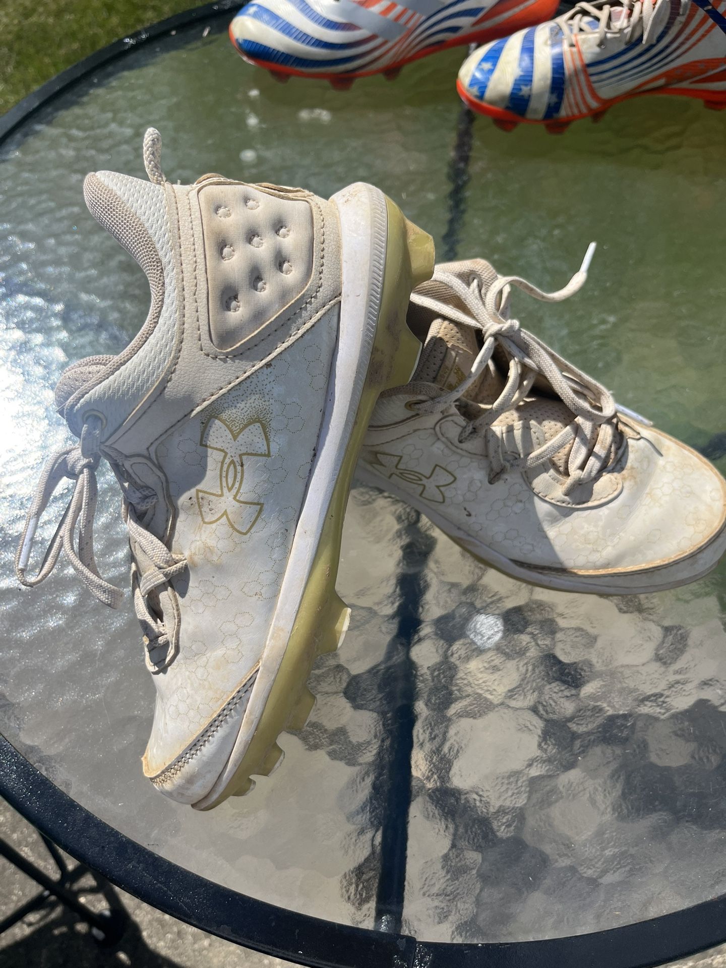 Under Armour Boy's 5 youthCream football cleats