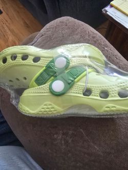 toddler/kids' lightweight garden clogs in a soft pastel yellow-green color