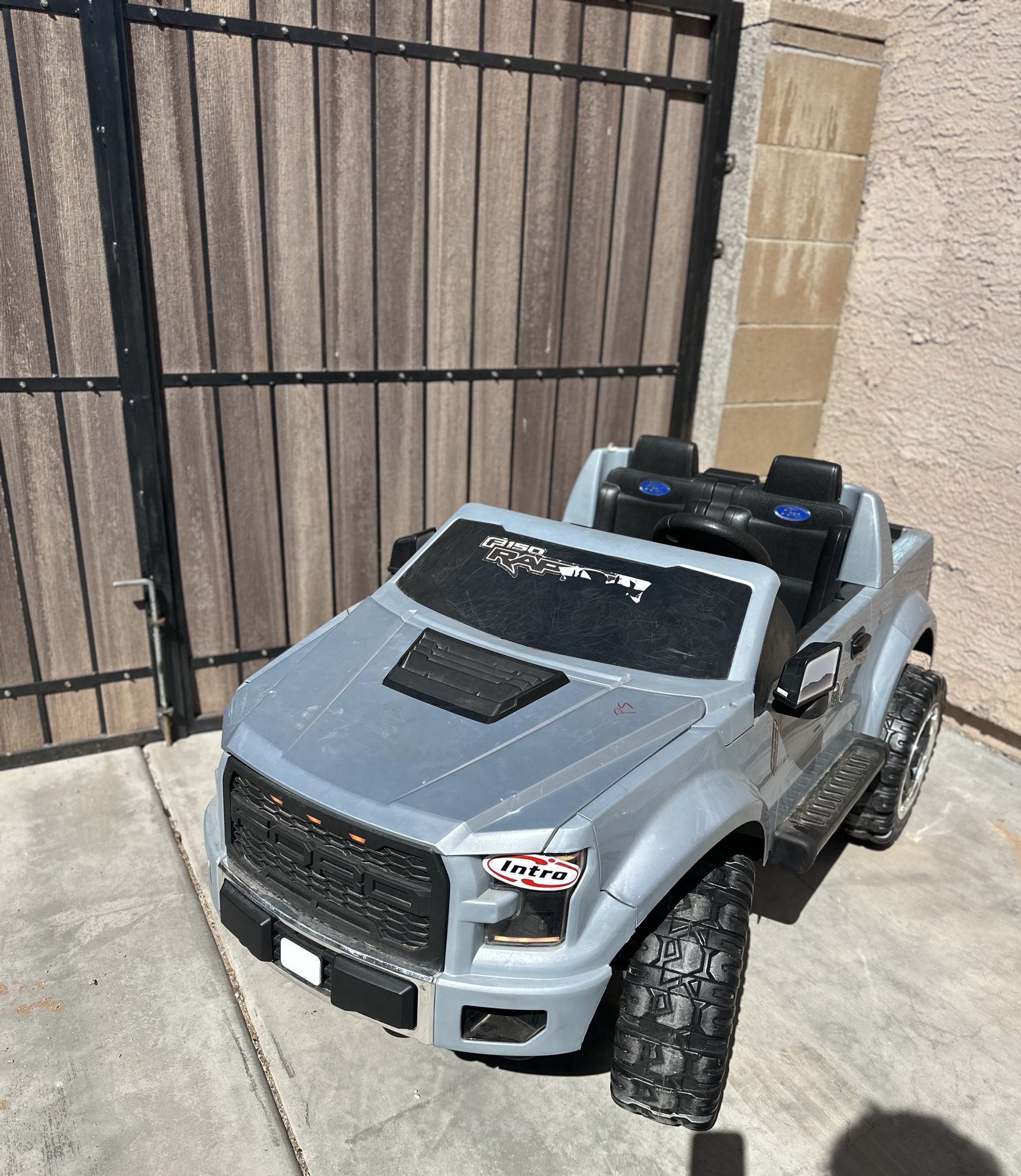 Power Wheels Ford F150 Raptor Electric-Powered Ride-On Truck with Sound Effects
