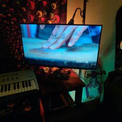 32" Samsung 4k Smart Monitor And Streaming 