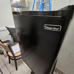 Magic Chef Mini Fridge 