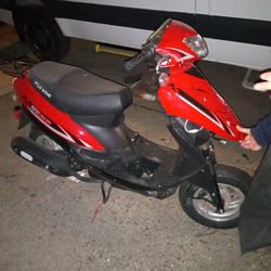 Fly Wing gas scooter 🛵 sold as is for repair.