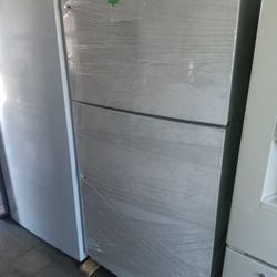 New Whirlpool Top And Bottom Refrigerator White 