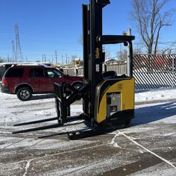 For sale a Yale NR035EBNL reach forklift.[2019] 125/287 tsu mast,36v battery,2319 drive hours. It is in good working.