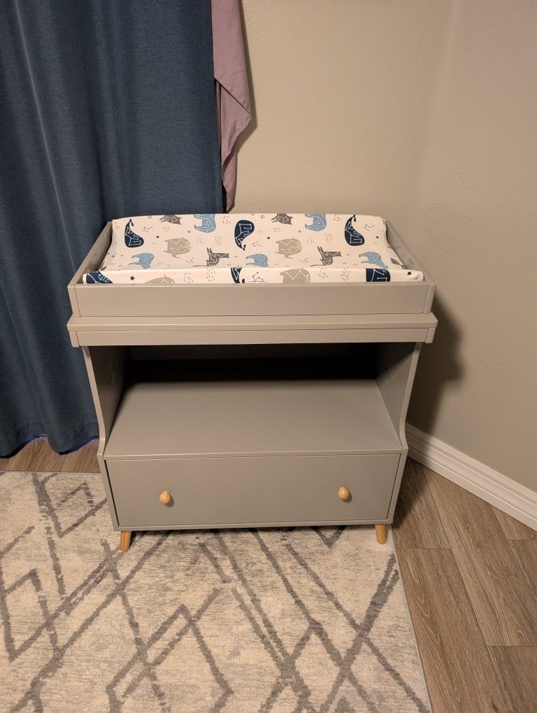 Delta Children Essex Convertible Changing Table with Drawer