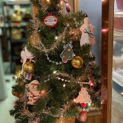 Vintage Lighted Tree w/vintage Ornaments