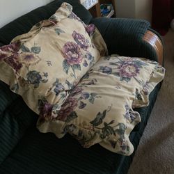 Queen  Comforter Plus 5 More Items