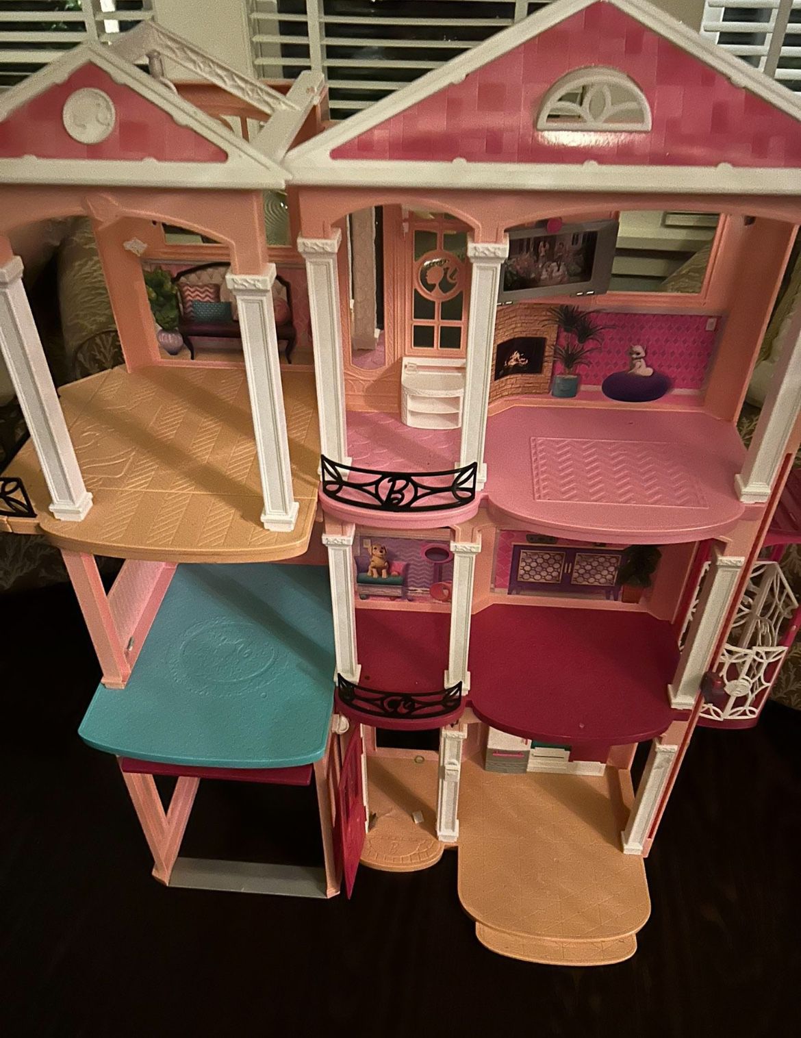 Barbie Dream House / Lots Of Barbie / lol Dolls As Well 