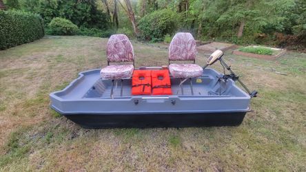 Sundolphin Sportsman Bass boat with MinnKota electric motor