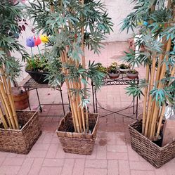 Patio table with plants & silk Trees!!!