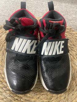 Nike Kids Baby Boys Team Hustle D8. Size 3.5