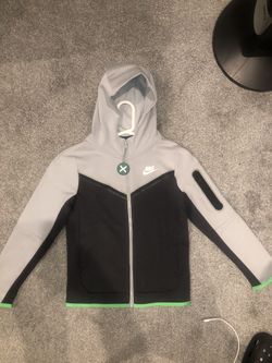 Nike Tech Fleece (BOYS) (SIZE MEDIUM) *BRAND NEW* (SEND BEST OFFER)