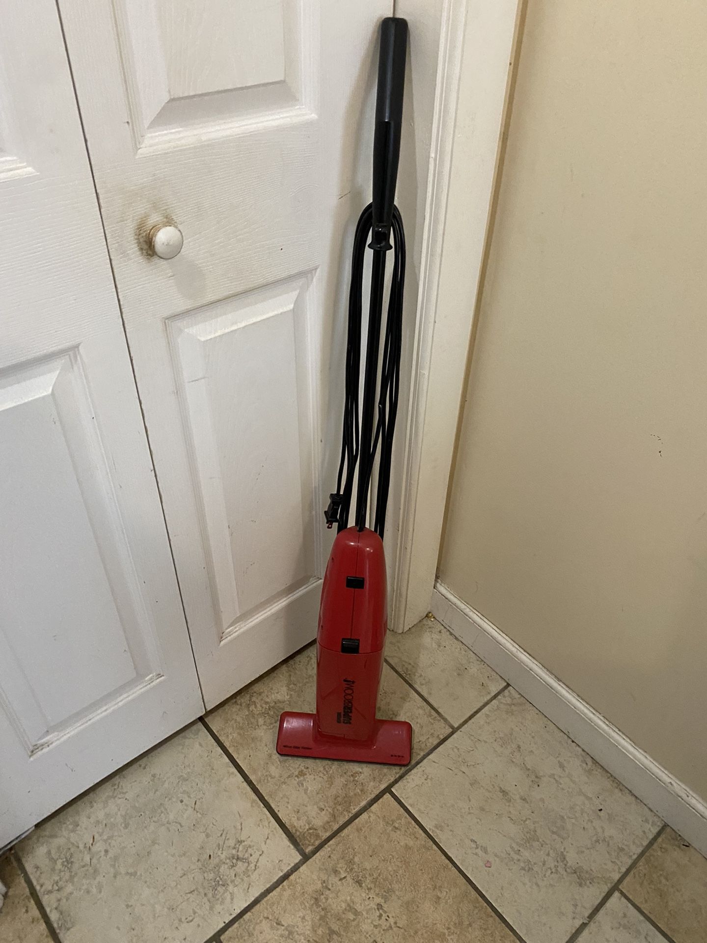 Eureka super broom Vacuum Works Good! Small Light Weight!