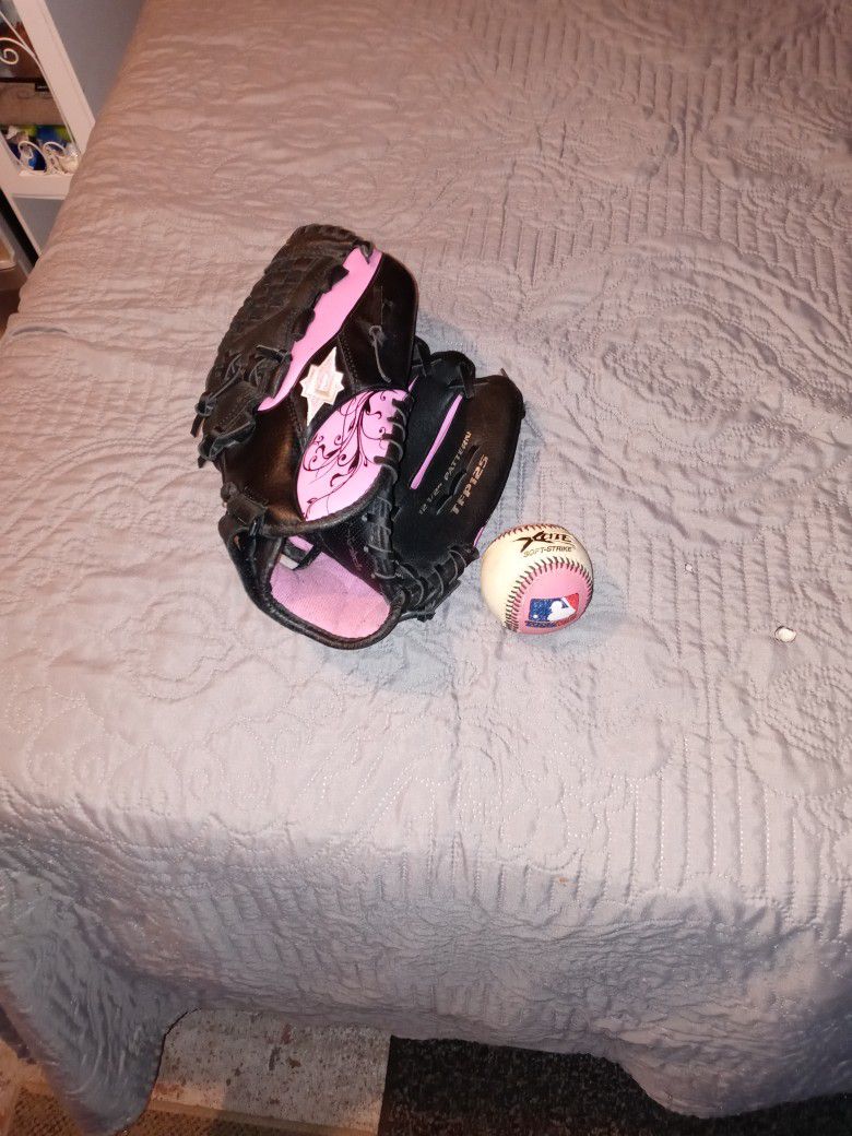Black n Pink Easton Baseball glove and ball Included Brand New Only 20$