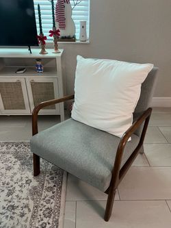 Pair of living room chairs - Like new