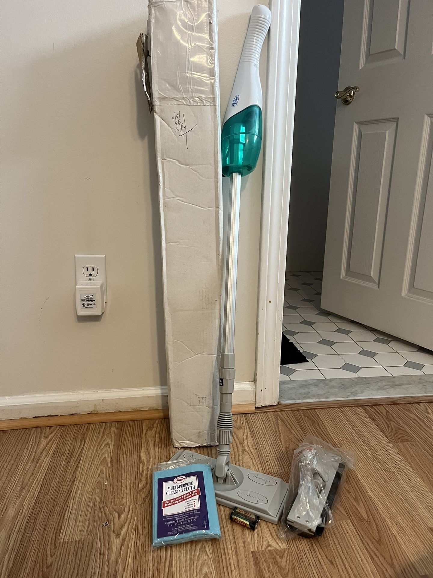 BRAND NEW BATTERY OPERATED SCRUBBING MOP.   2 CLEANING HEADS    MULTI PURPOSE CLEANING CLOTH.   SALE ONLY $20🧽🧽🧽