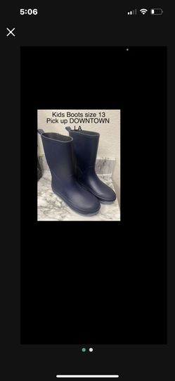 RAIN BOOTS KIDS SIZE 13.  Dark Blue      12$ pick up downtown LA Little Tokyo